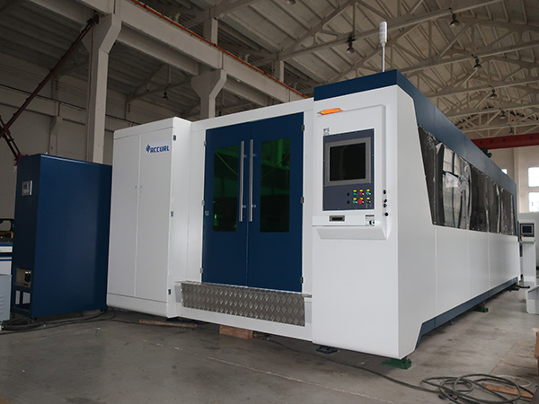 2500w penuh ditutup meja ternak serat laser mesin pemotong lembar