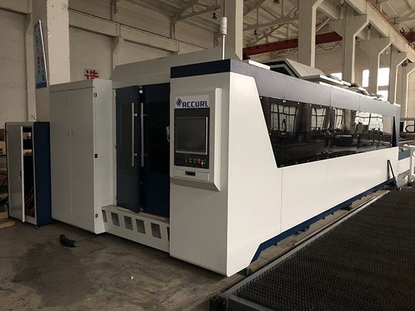 3000W Fiber Laser Metal Cutting Machine dengan Enclosure Pelindung dan Pallet Changer